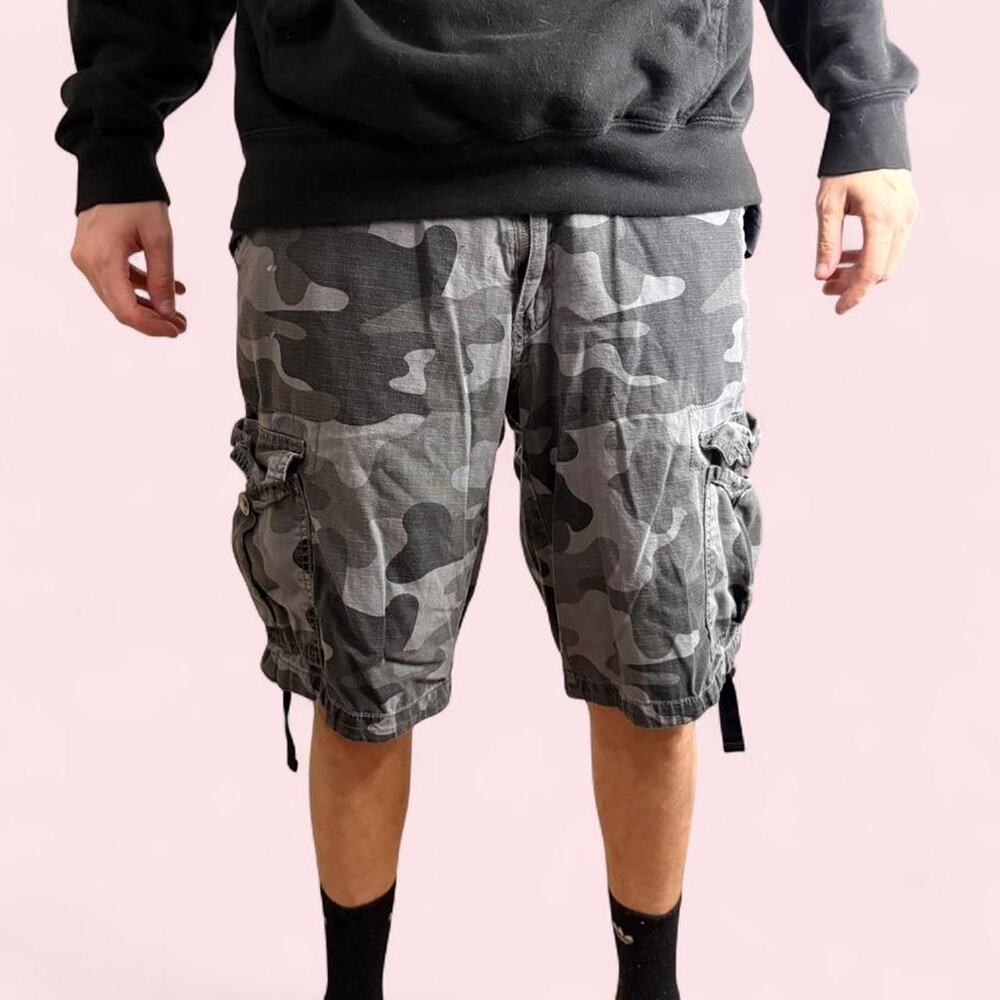 Grey camo cargo shorts Size 32 Grunge streetwear skater cargo y2k